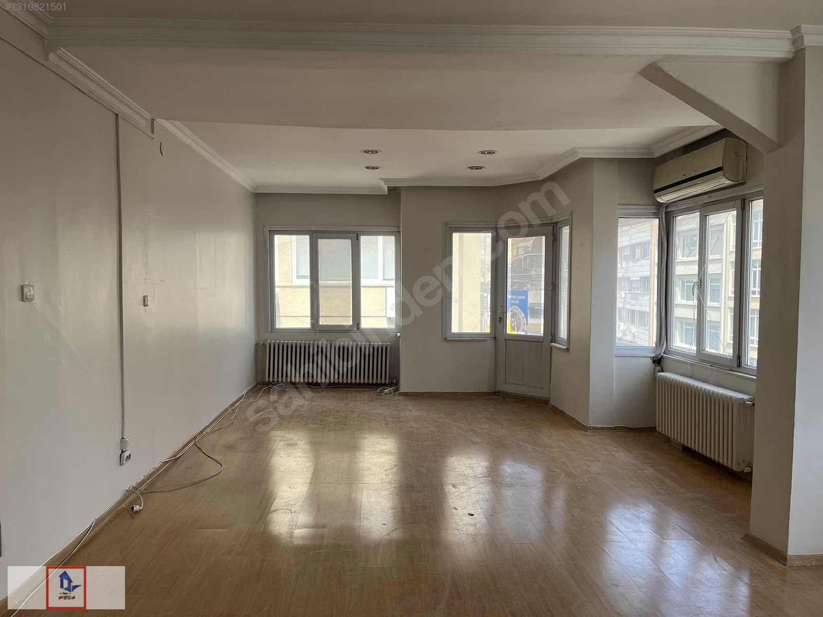Bahariye'de Köşe Konumda 3. Kat 180 m² Kombili İş Yeri